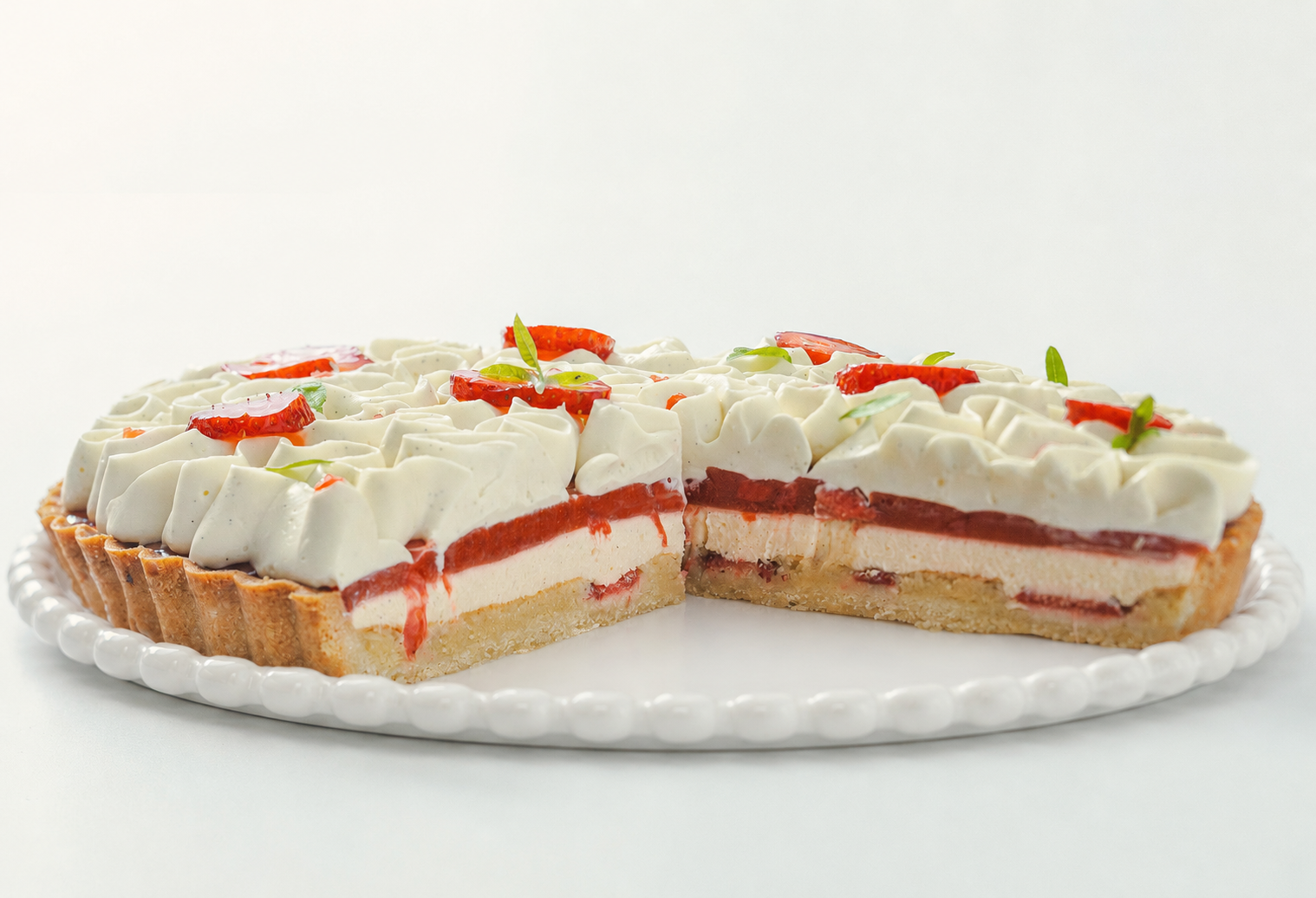 Řez jahodového tartu s vanilkou – mandlové těsto, frangipane, krém diplomat, jahodové confi a šlehaná ganache